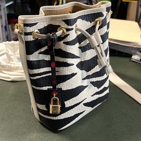MCM AUTHENTIC 🦓ZEBRA🦓 BUCKET BAG with MATCHING WRISTLET BRAND NEW - Picture 9 of 12